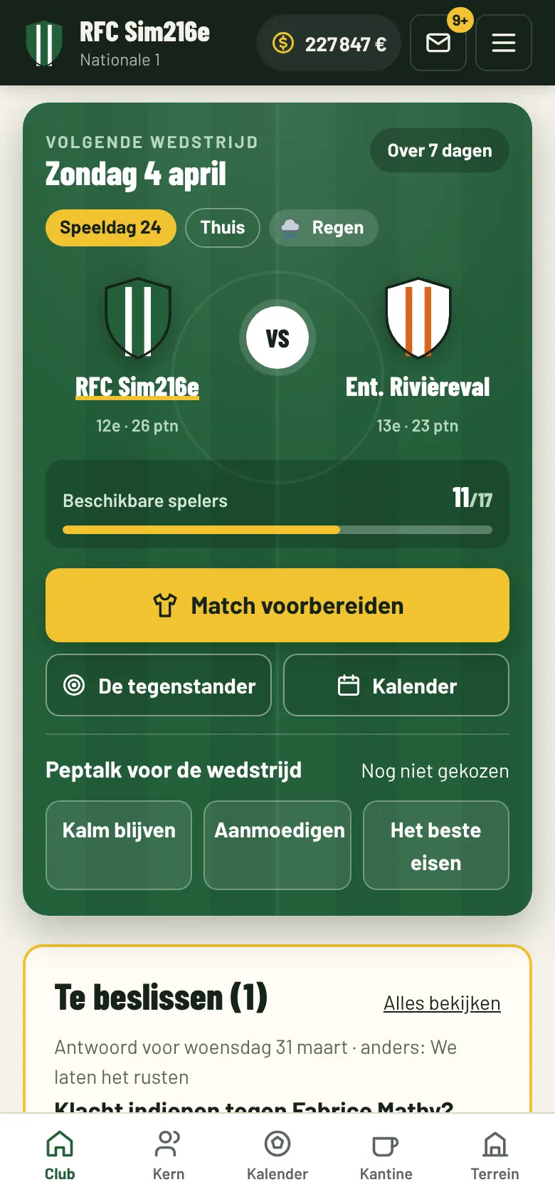 Clubpagina: kaart van de volgende wedstrijd met de twee clubwapens, het weer, de beschikbare spelers en de peptalk