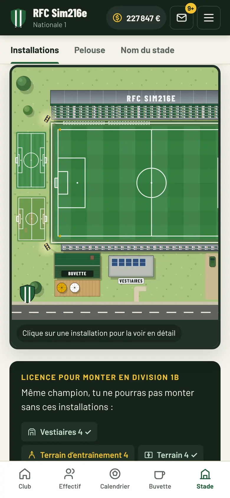 Vue du complexe : terrain, tribune couverte, terrains d’entraînement, buvette et vestiaires
