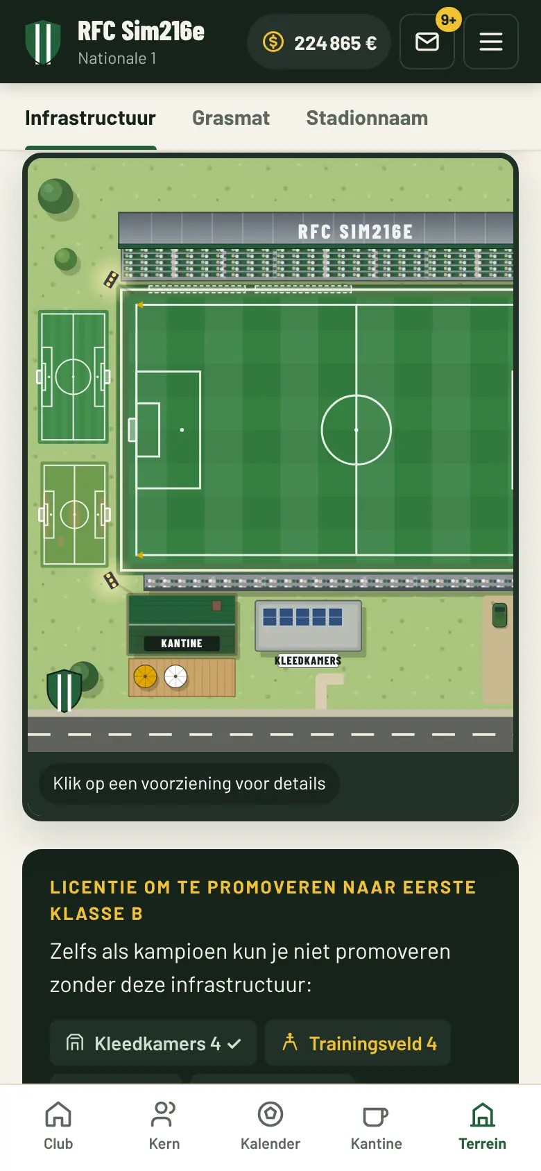 Zicht op het complex: veld, overdekte tribune, trainingsvelden, kantine en kleedkamers